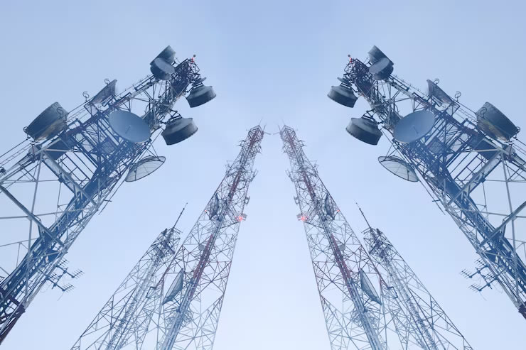 telecommunication-towers-with-antennas_54109-6
